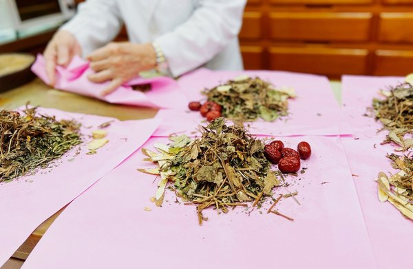 What Are the Benefits and Risks of Herbal Supplements for Seniors with Diabetes?